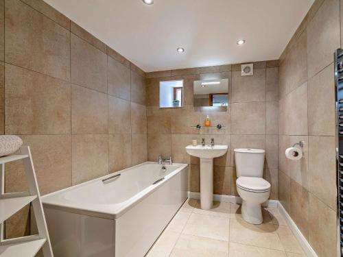 e bagno con vasca, servizi igienici e lavandino. di 2 Bed in Osmotherley 64413 a Osmotherley