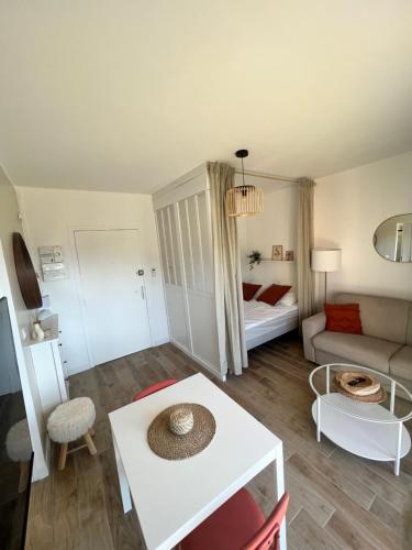 un salon avec un canapé et une table dans l'établissement Appartement ensoleillé à Ajaccio, à Ajaccio