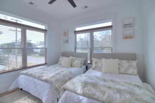 Una cama o camas en una habitación de Inlet Escape