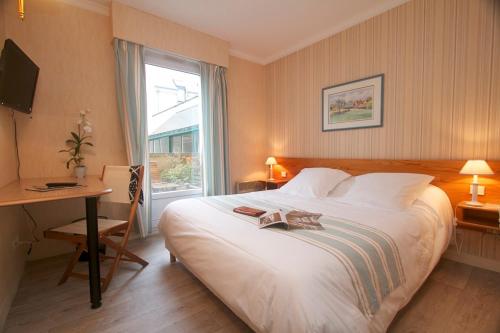 Ένα ή περισσότερα κρεβάτια σε δωμάτιο στο Hotel Sully