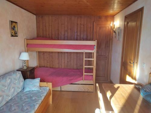 Dormitorio pequeño con litera y escalera en Le Montagnard en Demi-Quartier