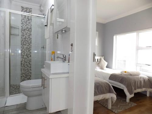 Koupelna v ubytování 2-bedroom Sea View Apartments