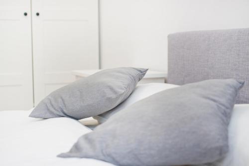 Ένα ή περισσότερα κρεβάτια σε δωμάτιο στο Apartamenty LAGOM