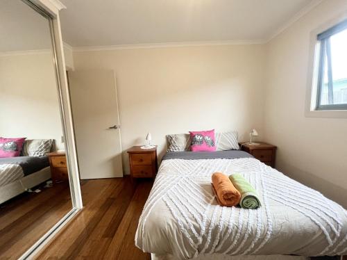 Un dormitorio con una cama con dos toallas encima. en Entire Unit in Penguin with Free Parking, en Penguin