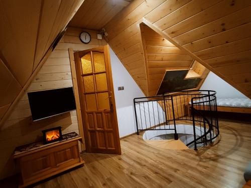 Μια τηλεόραση ή/και κέντρο ψυχαγωγίας στο Apartamenty Magiczny Kącik
