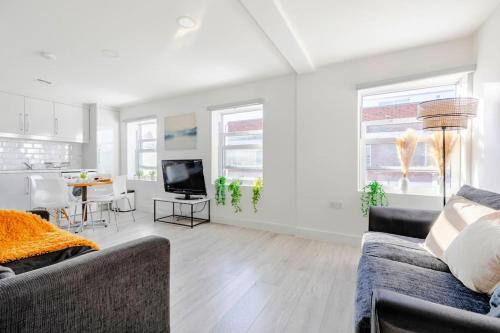 sala de estar con 2 sofás y comedor en #7 six sleeps Zone1 - BrickLane en Londres