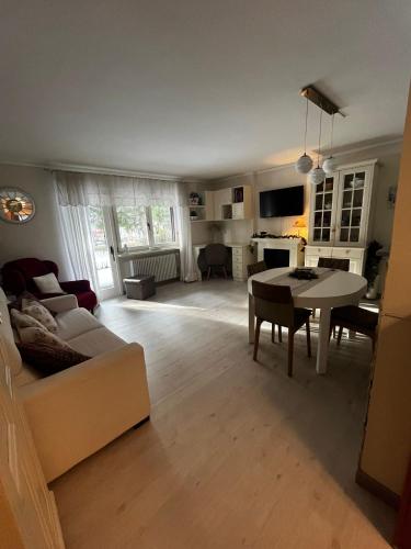 una sala de estar con un sofá y una mesa en La casa di Ele, en Morgex