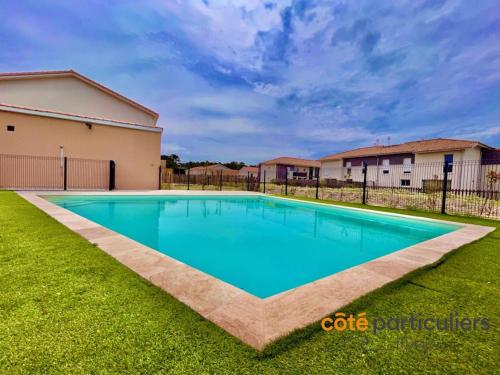 une piscine dans la cour d'une maison dans l'établissement Au Soleil Couchant - Apt T3 à 800m de l'Océan, à Mimizan