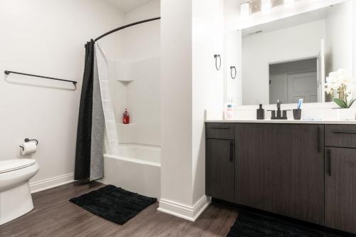 ein Badezimmer mit einem Waschbecken, einer Badewanne und einem WC in der Unterkunft Corporate Housing by MGM in Whitestown