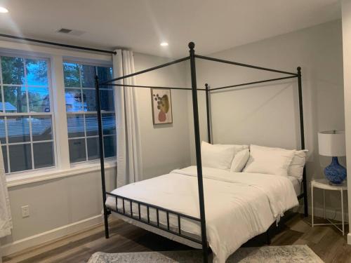 Ένα ή περισσότερα κρεβάτια σε δωμάτιο στο Silver Spring Serene 2BR2BA, Nature And Access