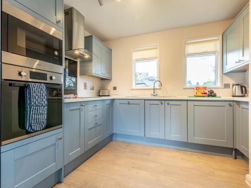 Η κουζίνα ή μικρή κουζίνα στο 2 Bed in St. Mellion 87708