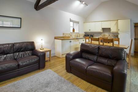 Il comprend un salon avec un canapé et une cuisine. dans l'établissement Host & Stay - Derwent, à Consett