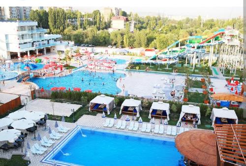 een afbeelding van een waterpark met een waterglijbaan bij Квартира в тихом районе-идеально для семьи и командировки in Doesjanbe