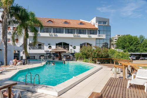 une piscine en face d'un bâtiment dans l'établissement Hotel El Condado, à Villa Carlos Paz