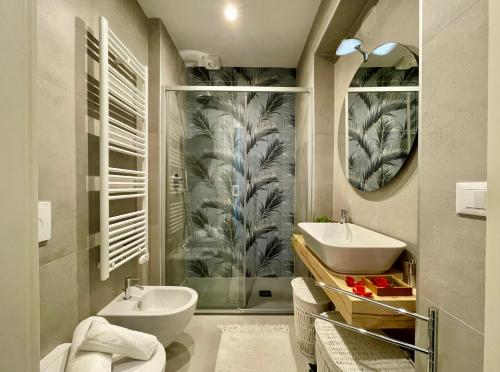 een badkamer met een toilet, een wastafel en een spiegel bij [Villa Migliorini] Lusso & Comfort in Finalborgo. in Finale Ligure