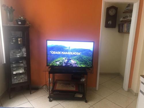 uma televisão de ecrã plano numa bancada num quarto em Apto Olaria no Rio de Janeiro