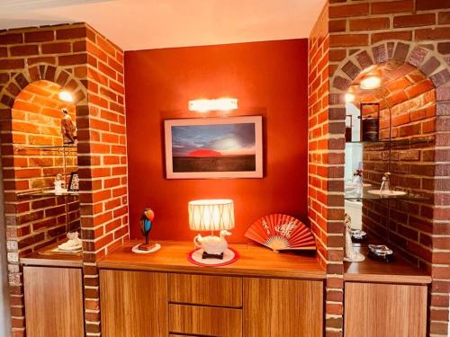 Zimmer mit Ziegelwand und Tisch mit Lampe in der Unterkunft Penthouse Aloha Tower Near Danga Bay@ 8-10Pax in Johor Bahru