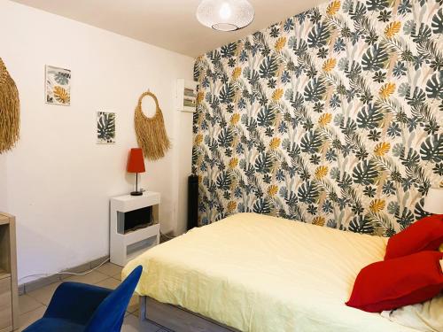 - une chambre avec un lit et une chaise bleue dans l'établissement La Tiny House au bord de l'eau, à Saint-Hilaire-Saint-Mesmin