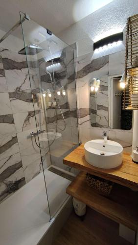 une salle de bain avec un lavabo et une douche en verre dans l'établissement Villa Mama Quilla avec piscine à 5 minutes à pied des plages, à Sanary-sur-Mer