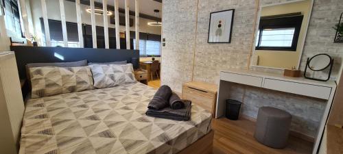 1 dormitorio con 1 cama grande y chimenea en JK Luxury Old Town Apartment, en Tesalónica