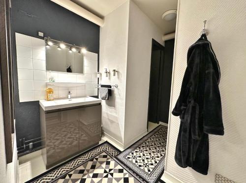 łazienka z umywalką i lustrem w obiekcie Loft de l'armateur w mieście Fécamp