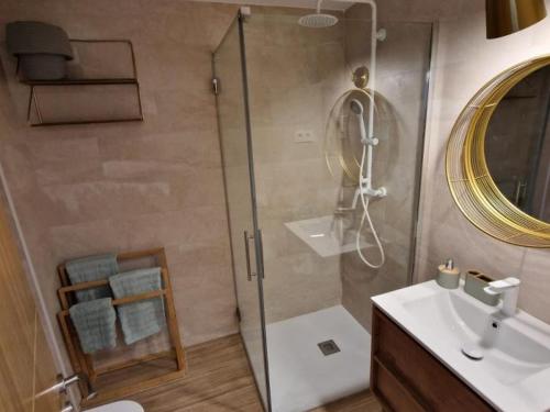 La salle de bains est pourvue d'une douche, de toilettes et d'un lavabo. dans l'établissement Homing Estudio Cambrils 168, à Cambrils