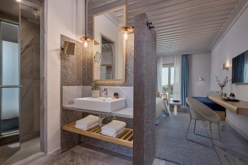 Ένα μπάνιο στο Summer Senses Luxury Resort