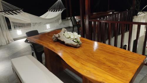 a wooden table with flowers on top of it at Rincón del mar Veleros Hotel in San Onofre