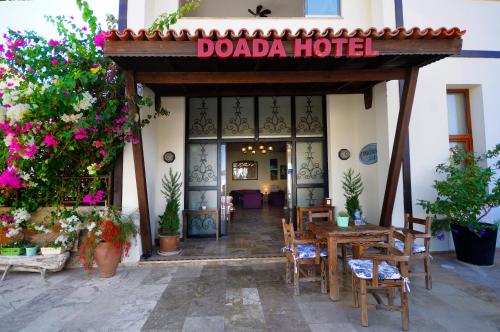 un restaurante con un cartel que dice hotel dodala en Doada Hotel, en Datça