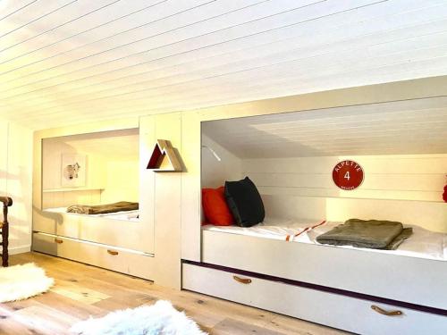une chambre avec deux lits superposés dans une pièce dans l'établissement Family cocoon Prime Rochebrune location, à Megève