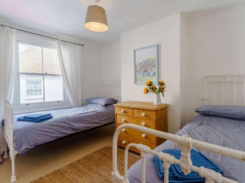 een slaapkamer met 2 bedden en een raam bij 3 Bed in Eastbourne 83924 in Eastbourne