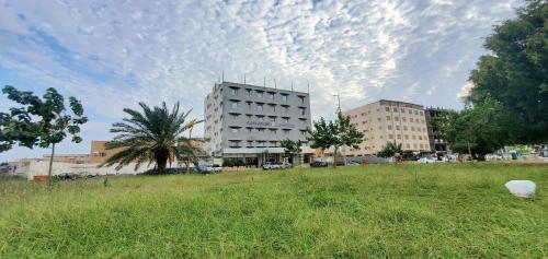 Bangunan di mana terletaknya aparthotel ini