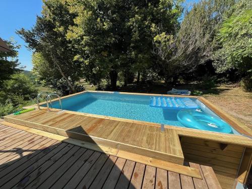 una piscina en la parte superior de una terraza de madera en 1 Rue Pasquet - Double room in main house, en Beaumont-du-Périgord