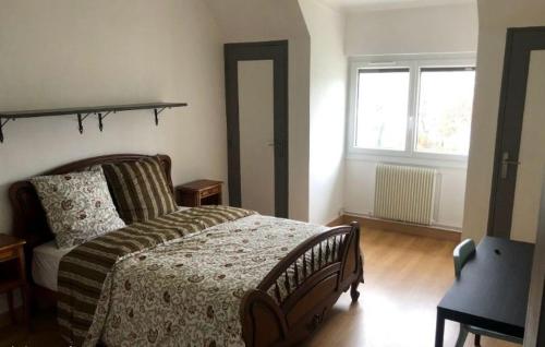 um quarto com uma cama e uma janela em Villa Pro em Poilly-lez-Gien