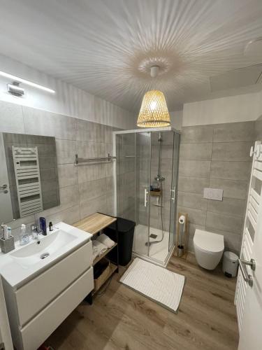 une salle de bain avec un lavabo, une douche et des toilettes dans l'établissement Tamaricciu di cala rossa, à Lecci