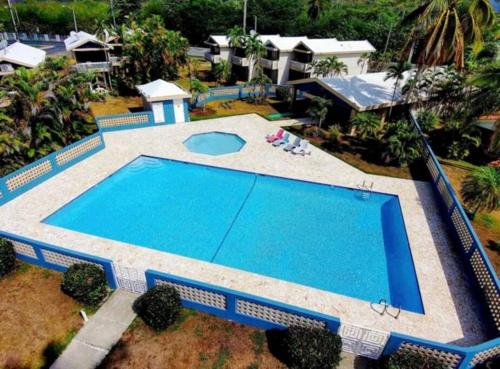 - une vue sur la grande piscine dans l'établissement *NEW CampoMar Beachfront 2Bdrm Villa in Arroyo, à Arroyo