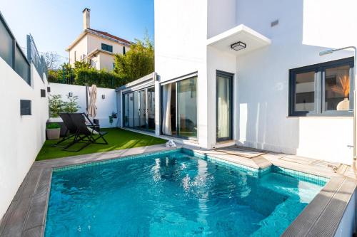una piscina en el patio trasero de una casa en Luxury Villa with a pool in the city - No Parties Allowed en Lisboa