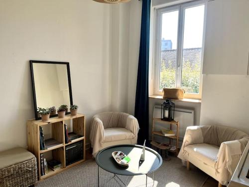- un salon avec une table, deux chaises et un miroir dans l'établissement T2 Quartier Mitrie - 2 personnes, à Nantes