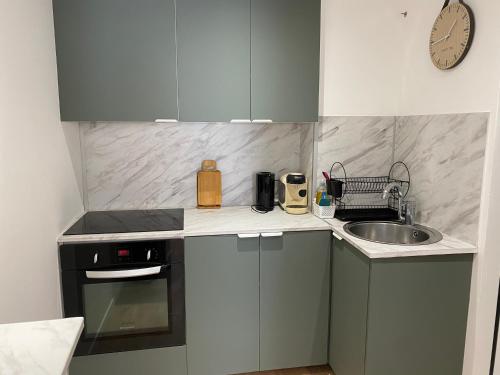 une petite cuisine avec un évier et un comptoir dans l'établissement Studio ROMY les pieds dans l'eau 10 m de la mer, à La Seyne-sur-Mer