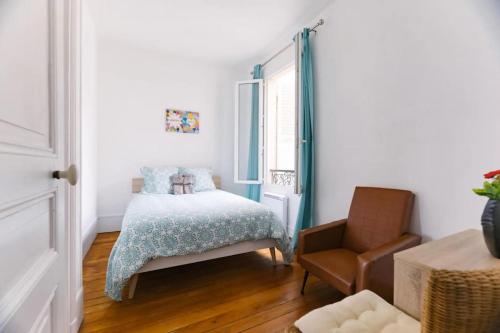 ein kleines Schlafzimmer mit einem Bett und einem Stuhl in der Unterkunft Cocon proche Disneyland Paris (15 mn) in Thorigny-sur-Marne