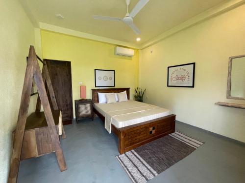 um quarto com uma cama e uma escada de madeira em Society Ahangama em Ahangama