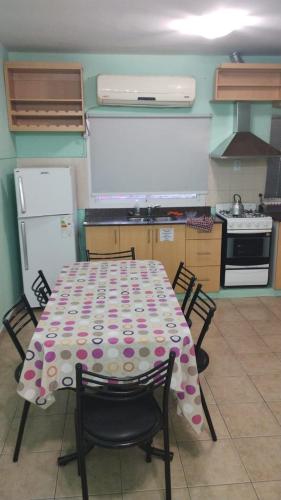 uma cozinha com uma mesa com uma toalha de mesa de bolinhas em JMC 2 em Jesús María