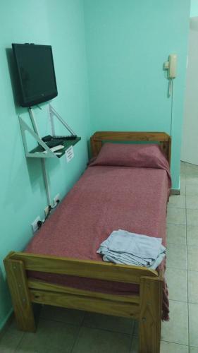 um quarto com uma cama e uma televisão de ecrã plano em JMC 2 em Jesús María