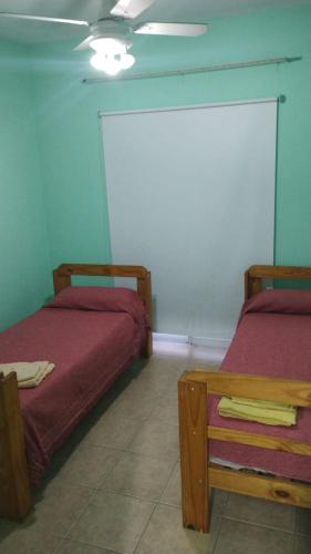 um quarto com duas camas e uma mesa em JMC 2 em Jesús María