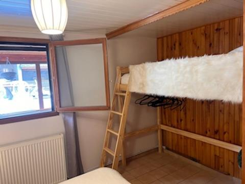 une chambre avec une échelle dans l'angle d'une pièce dans l'établissement L ours, à Aragnouet