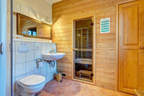 a bathroom with a toilet and a sink at Ferienhaus Liv in Kachlin