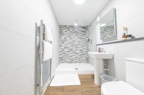 ein weißes Bad mit einem WC und einem Waschbecken in der Unterkunft Chequers Lodge- Dalton-in- Furness- Self check in in Dalton in Furness