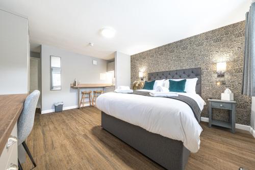 Кровать или кровати в номере Chequers Lodge- Dalton-in- Furness- Self check in- for professionals and tourists