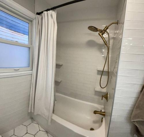 uma casa de banho com chuveiro e cortina de chuveiro em The Warm & Inviting Place em Sioux Falls