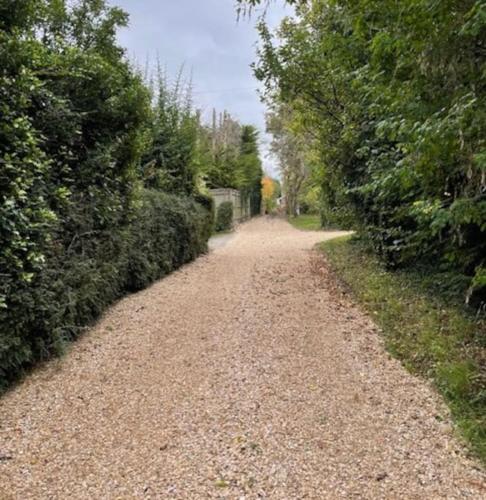 a gravel road with trees on either side at Villa 10 min bus to Oxford train in Oxford